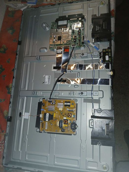 PEÇAS - TV LED 43" - LG 43UJ635V - com Ecrã Partido!!!