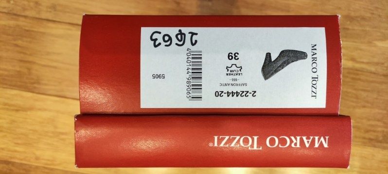 Buty skórzane na obcasie.