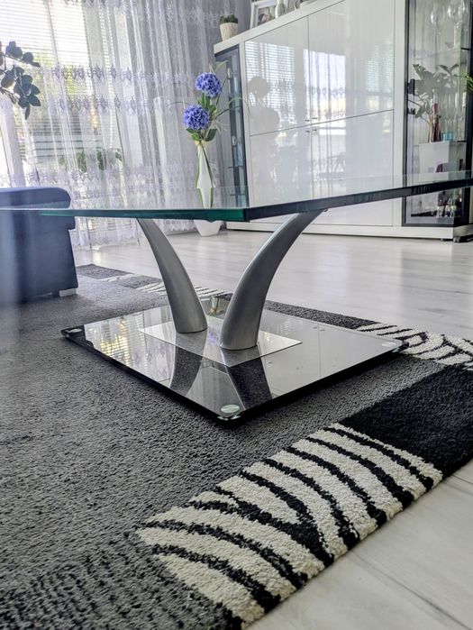 Elegancka ława z hartowanego szkła.