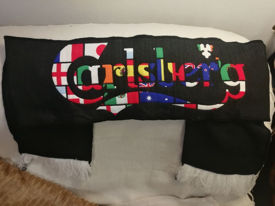 Cachecól Carlsberg com as bandeiras dos Países