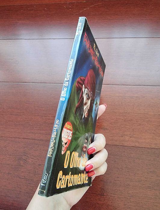 Livro "O Olho da Cartomante" de R. L. Stine