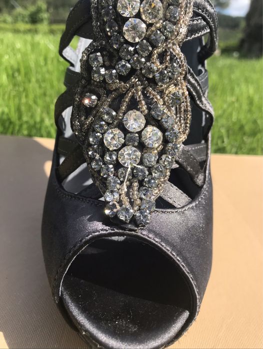 Sandalias com apliques de pedras