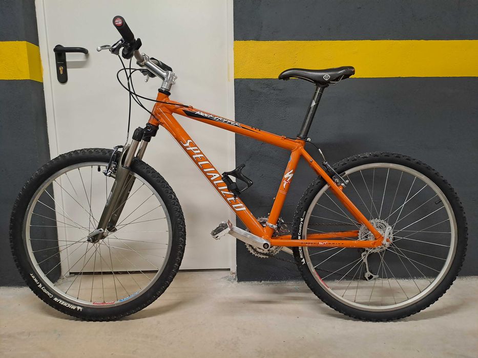 Bicicleta BTT Specialized (revisão e pneus novos)