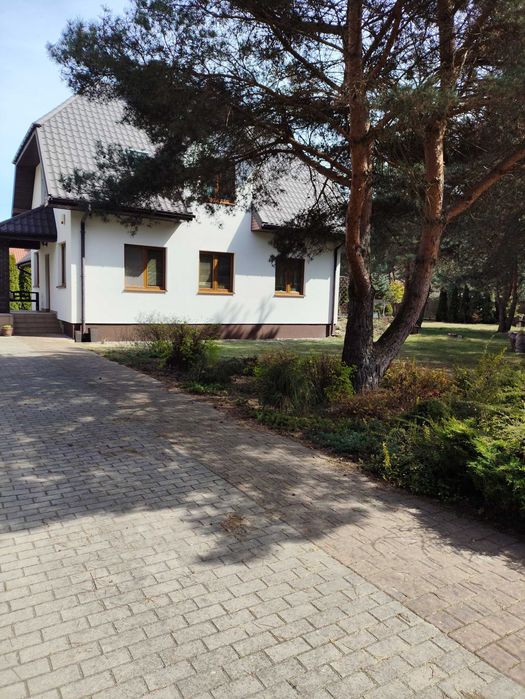 Dom z garażem dwustanowiskowym w spokojnej części osiedla w Książenicach