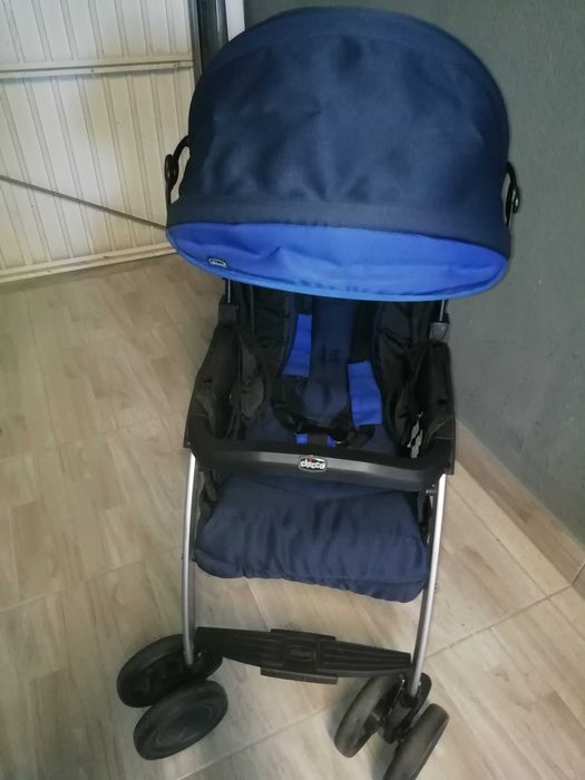 Carrinho de bebé com capa para a chuva