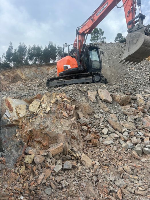 TERRAPLANAGEM e muros em pedra