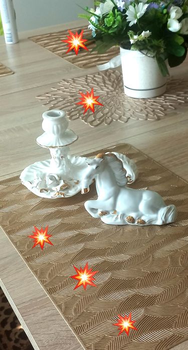 Jednorożec i świecznik, biała porcelana ze złotymi brzegami. Cena za 2