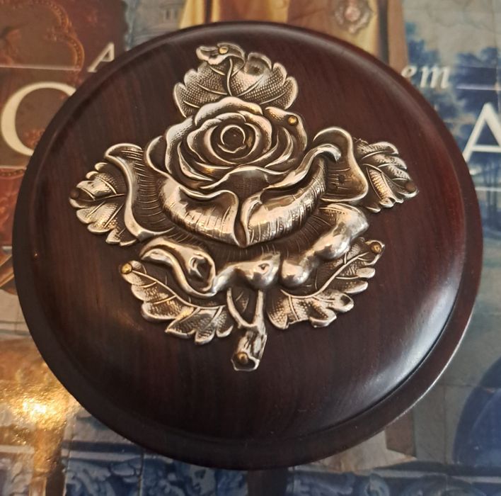 Bonita caixa antiga em pau santo e prata