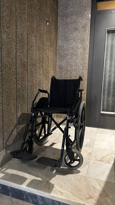 Cadeira de rodas - robusta mas leve