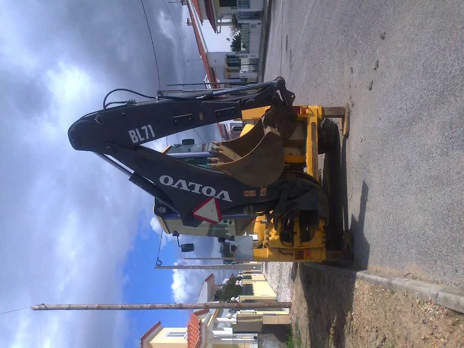 Serviço Retroescavadora com Manobrador.