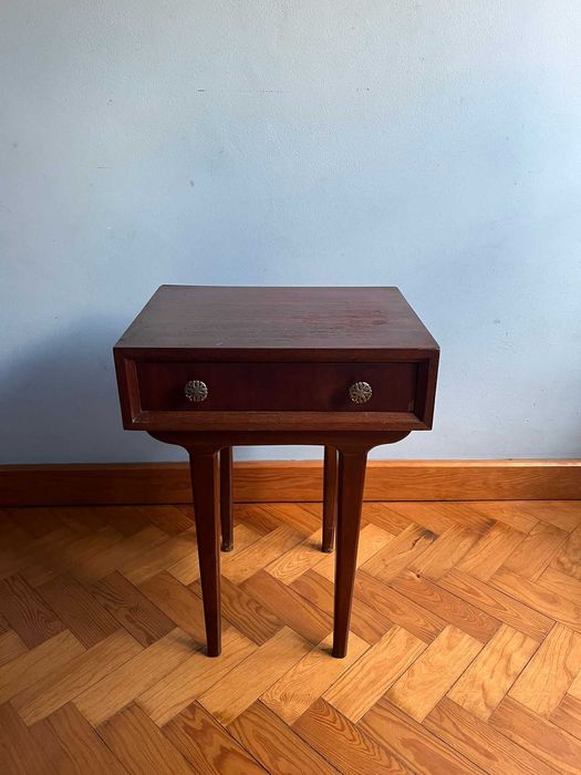 Conjunto de 2 mesinhas de apoio em madeira – uma para restauro