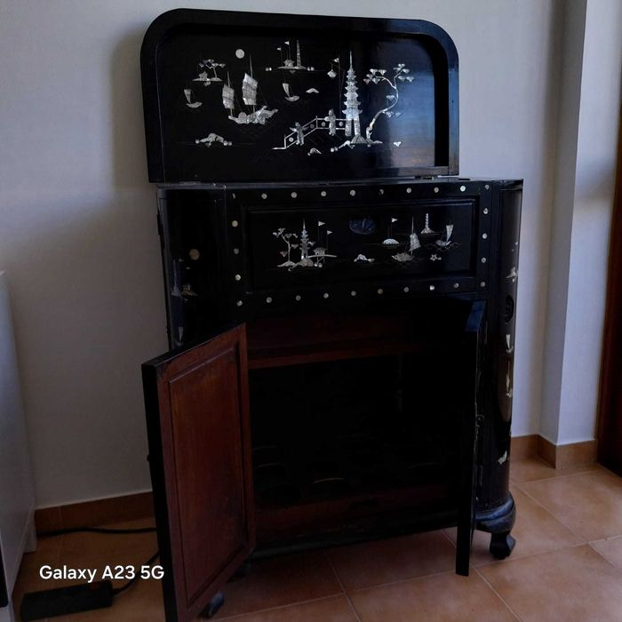 Bar pau preto com incrustações de madrepérola