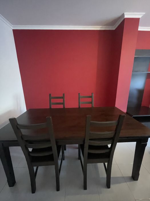 mesa grande com cadeiras