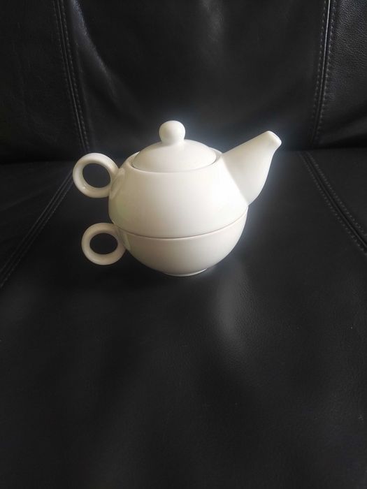 Conjunto de chá, chávena bule, em porcelana branca