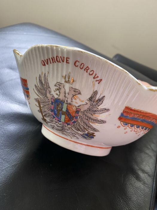 Taça em porcelana com brasão “Ovinque Corova”