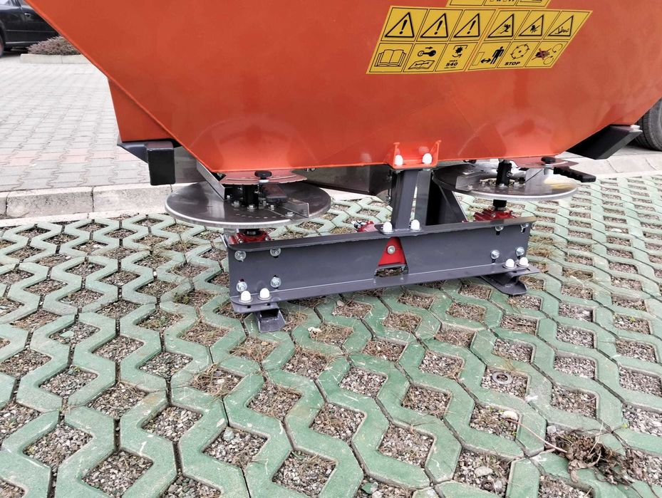 Rozsiewacz dwutalerzowy DEMAROL 1000l