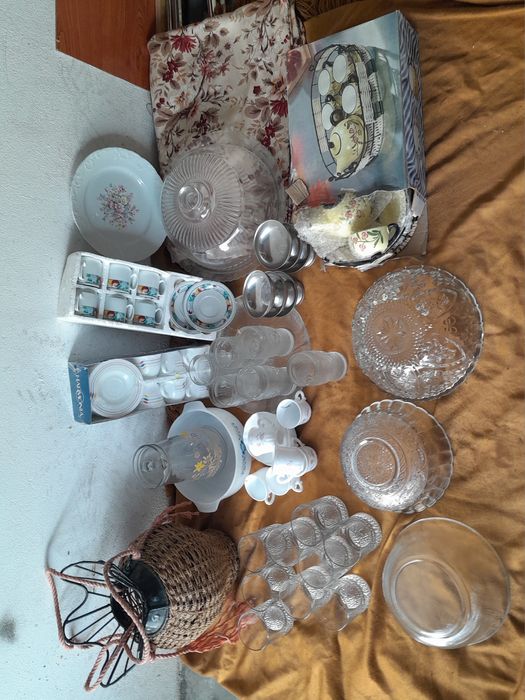 Louças serviços de chá novos .. e algumas taças .