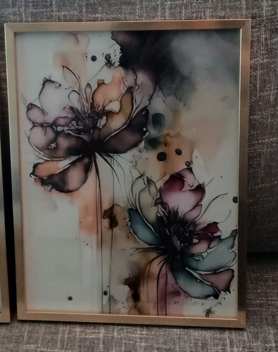 Conjunto de 3 quadros de 30x40, impressão em tela com moldura dourada.