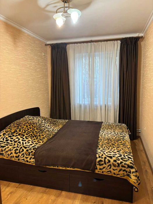 Продам затишну 3 к/к в районі площі Перемоги