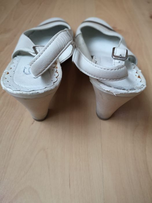 Buty na obcasie jasno-beżowe