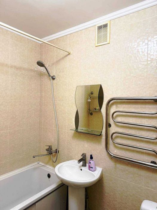 Новгородская перекрёсток с Клочковской. Отличная квартира с ремонтом.
