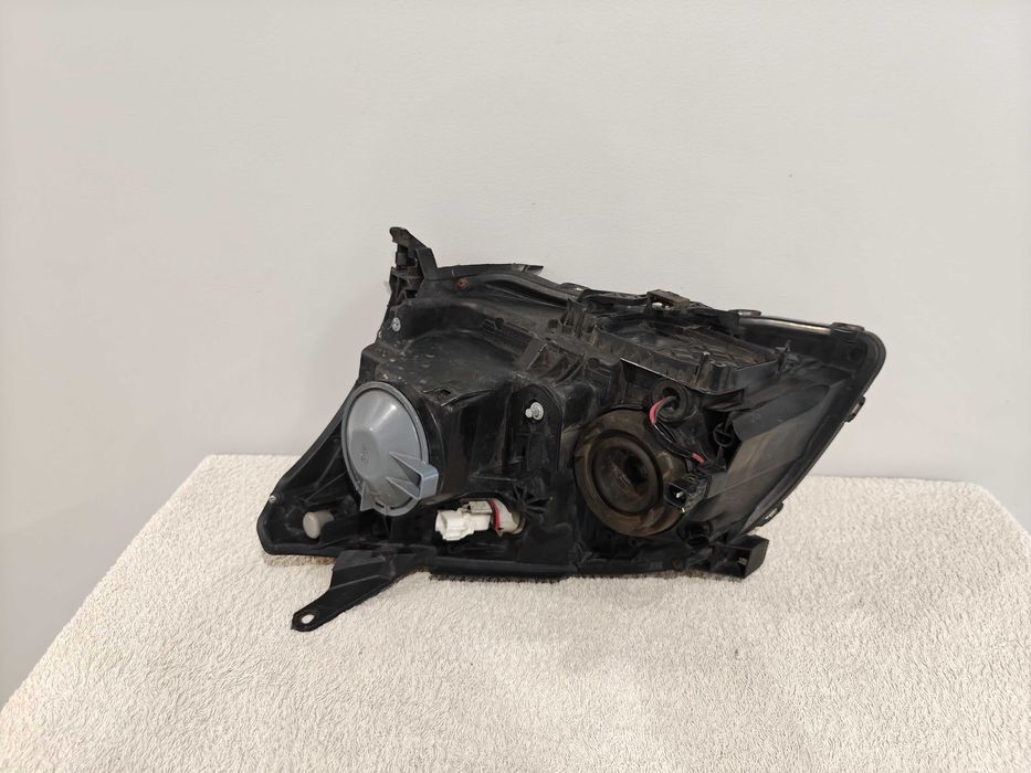 Lampa Prawy Przód Toyota Avensis II Generacji T25 EUROPA
