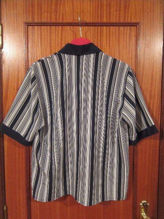 Blusa Azul Marinho e Branca às riscas com flores bordadas na gola Tam