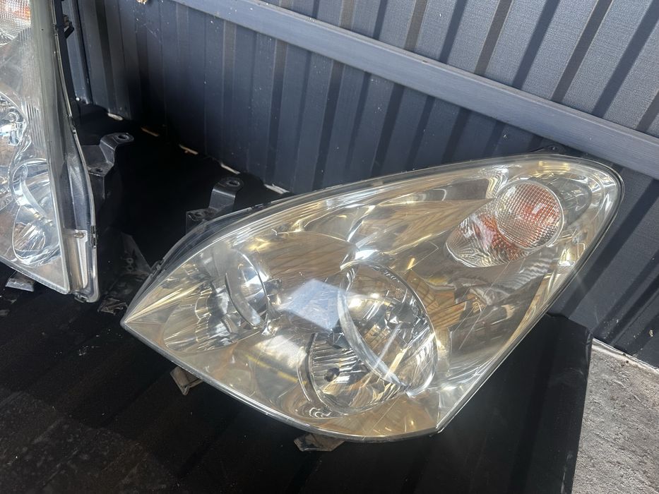 Фари Toyota Corolla Verso корола версо