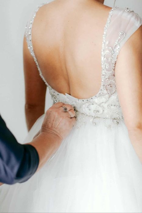 Suknia ślubna w stylu glamour, koło, poduszka na obrączki.