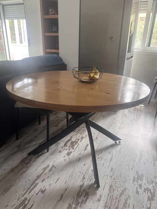 Mesa refeições jantar,  pés em ferro e tampo pinho redondo como nova,