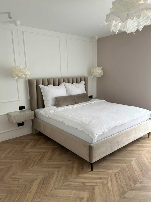 Łóżko tapicerowane półwałki sypialnia panele welur stelaż