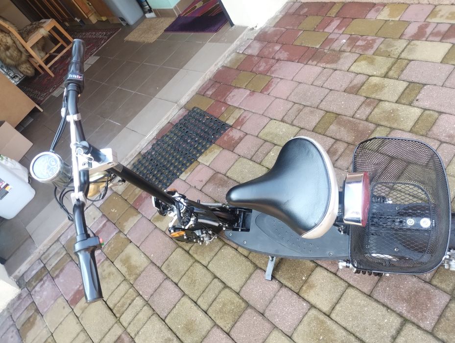 Elektryczna hulajnoga z siedziskiem