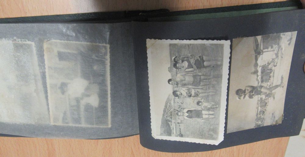 Álbum antigo de fotografia com fotos