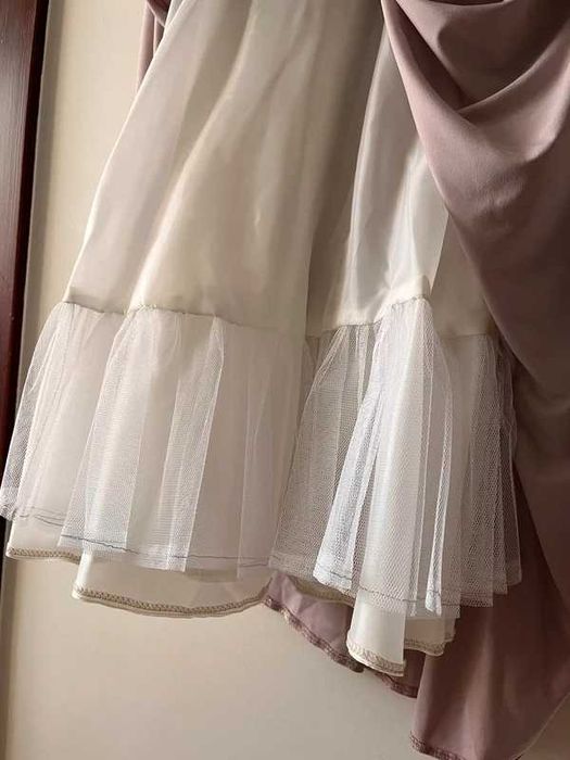 Pudrowa różowa sukienka midi dekolt V bez rękawów taliowana M 38