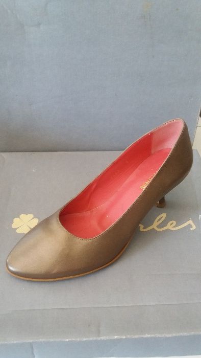 Sapatos marca Charles
