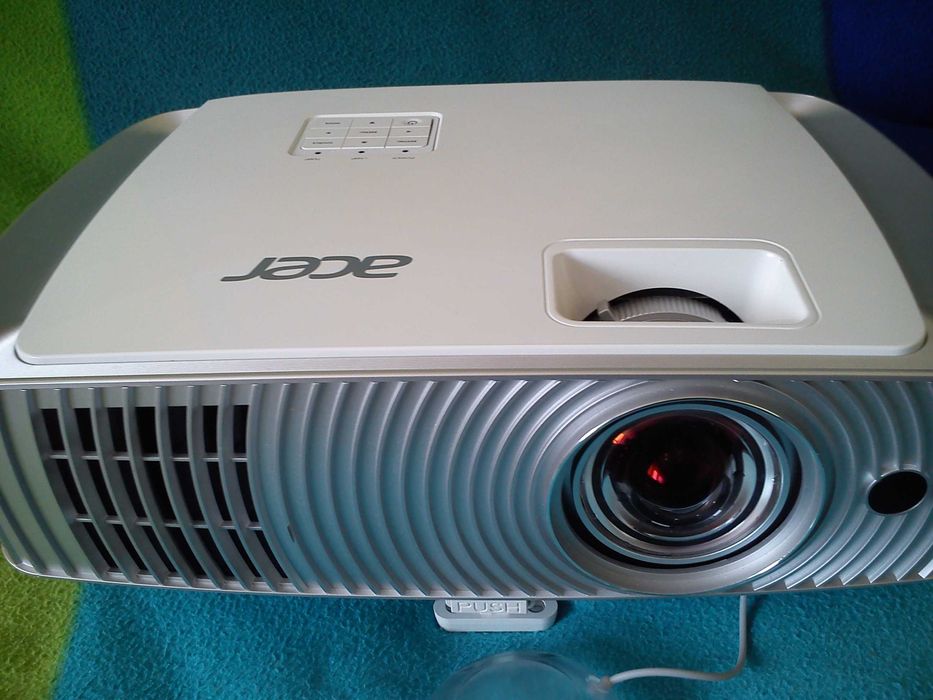 Krótkoogniskowy Full HD projektor Acer H7550ST.