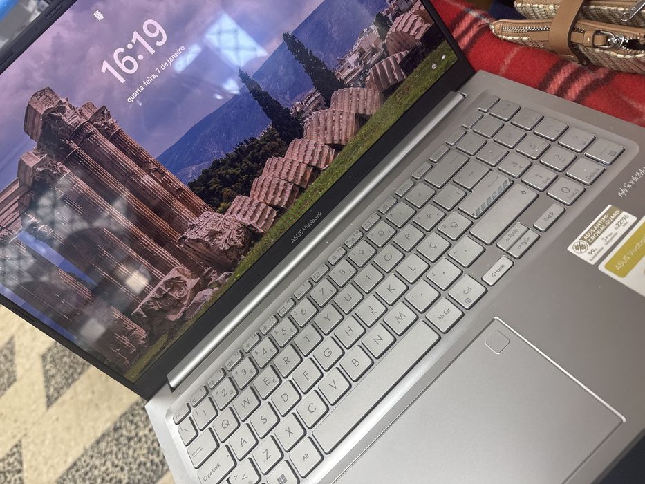 Computador Asus com impressão digital