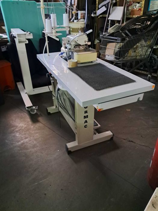 Máquina de corte e cose com corte automático