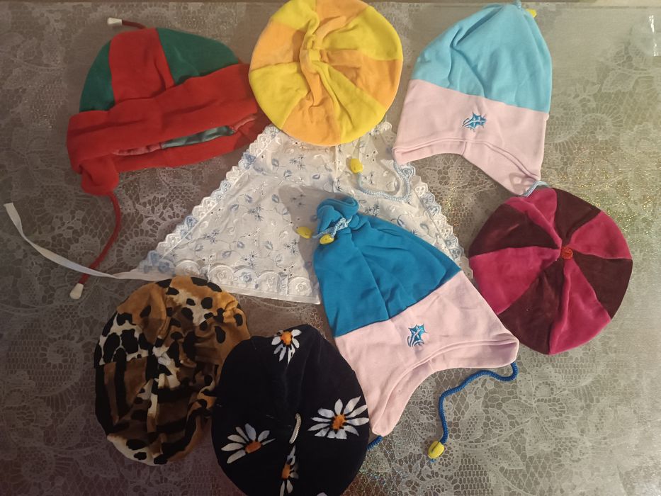 Шапочки на девочку и мальчика