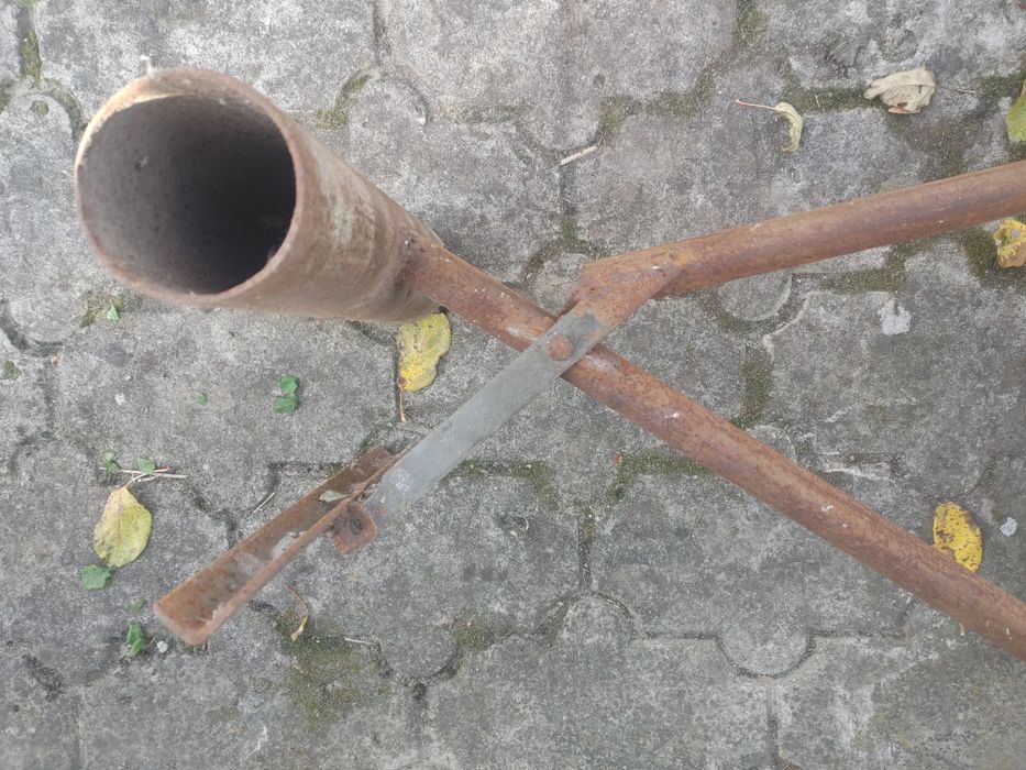 Ручний пристрiй для згинання бляхи в жолоб