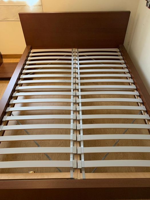 Cama solteiro com 2 mesinhas de cabeceira