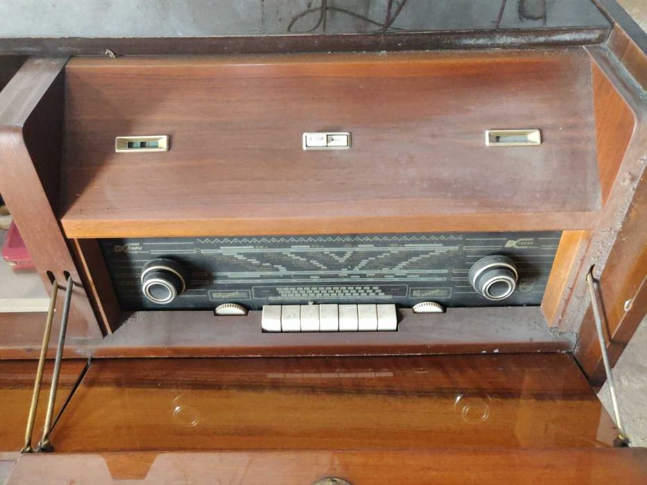 Móvel gira discos  com amplificador