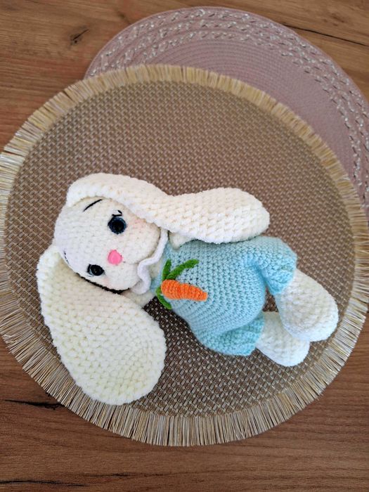 Królik, maskotka, handmade na szydełku.