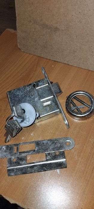 Продам врезной замок-защолка для входных дверей калитку.