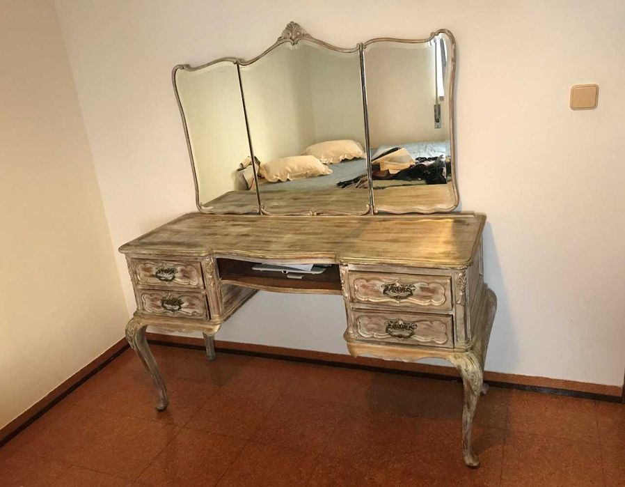 Movel com gavetas e espelho antigo vintage
