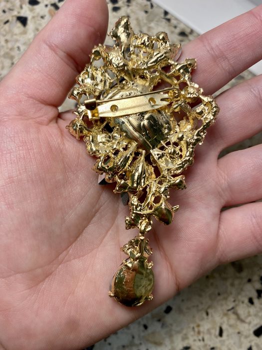 Broszka w stylu vintage czerwona