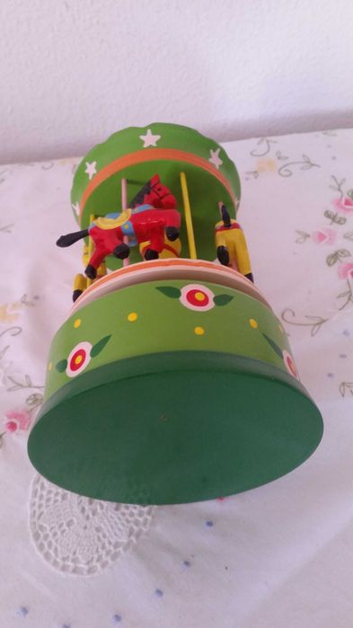 Corocel musical em madeira pintado a mao