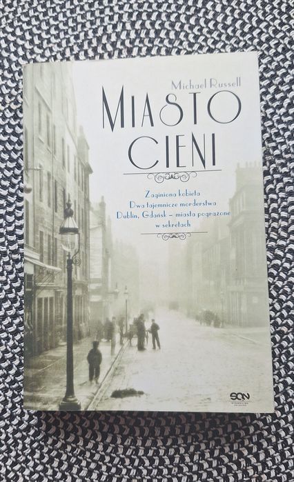 Książka MIASTO CIENI Michael Russell