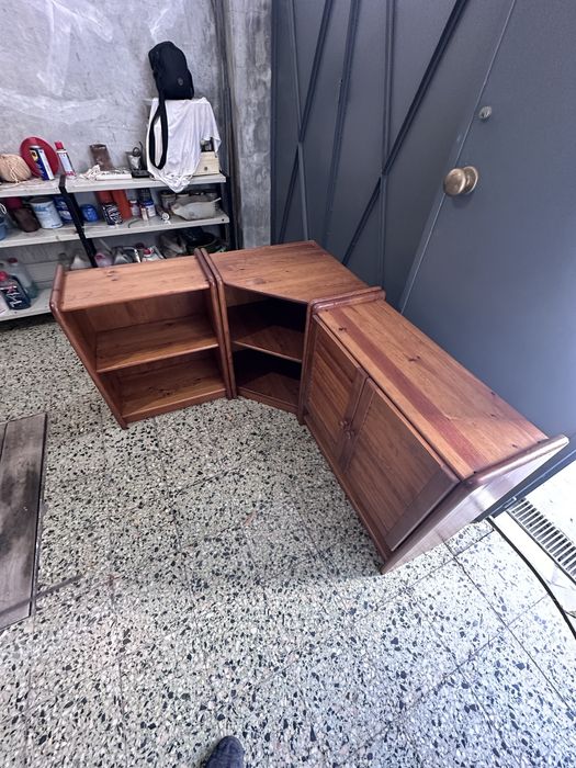Mobilia de quarto, com secretaria de canto e movel superior de canto