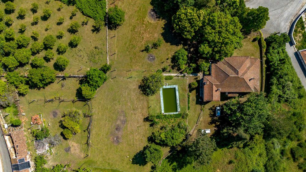 Moradia classificada de interesse arquitetónico com logradouro e terreno sobrante com viabilidade de construção.
